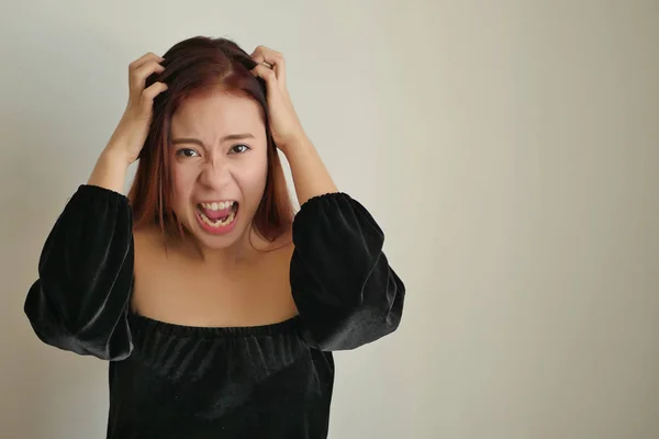 Benadrukt boos vrouw schreeuwen of schreeuwen uit luid — Stockfoto
