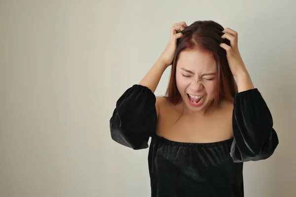 Menekankan marah wanita menjerit atau berteriak keras-keras — Stok Foto