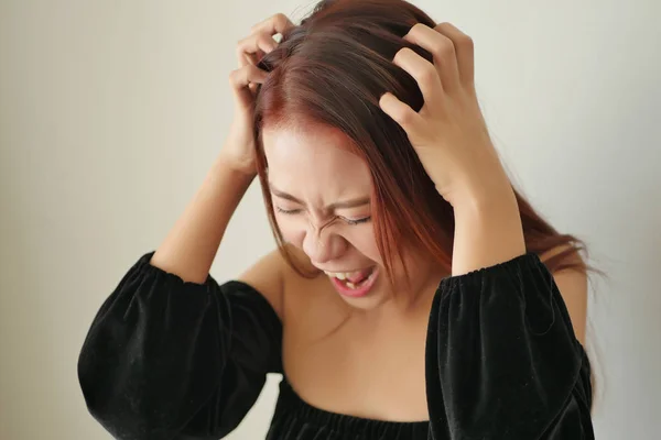 Estresada mujer molesta gritando o gritando en voz alta —  Fotos de Stock