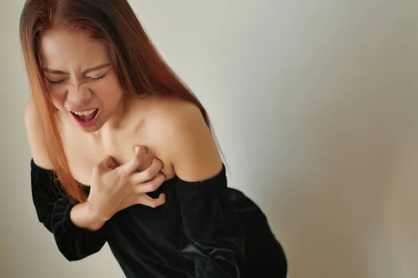 Frau erleidet akuten Herzinfarkt — Stockfoto