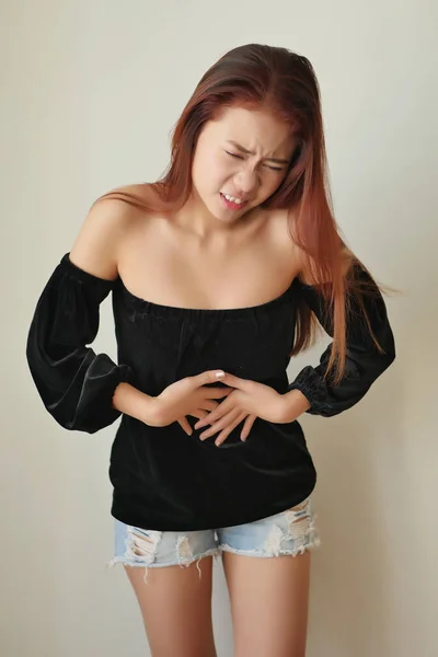 Mujer con dolor de estómago, calambre menstrual, dolor abdominal, intoxicación alimentaria —  Fotos de Stock