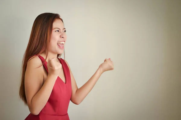 Glad upphetsad framgångsrik kvinna skrika, speaking, tillkännage högt — Stockfoto