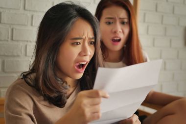 sinirli, şok kadın pahalı fatura veya borç bildirimi fatura arıyor