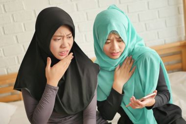 mutsuz İslam Müslüman kadınlar akıllı telefon kullanma