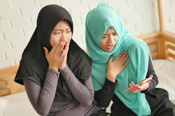 Ongelukkig beangstigend islamitische Moslimvrouwen met behulp van slimme telefoon — Stockfoto