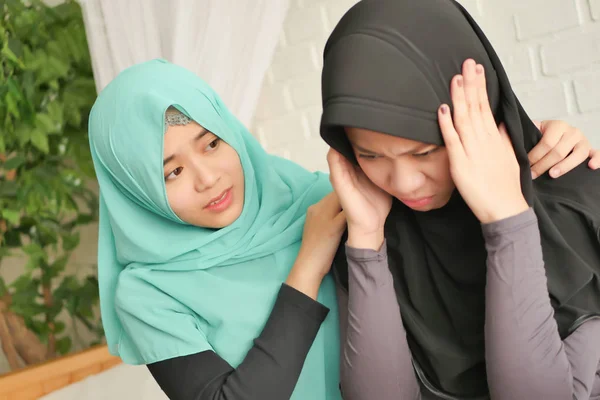 Islamskie kobiety dbanie o jej chory przyjaciel lub członek rodziny — Zdjęcie stockowe