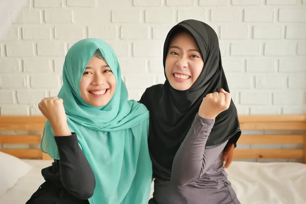 Mutlu Müslüman kadınlar, heyecanlı İslam kadın, hijab olumlu başarılı islam kızla gülümseyen — Stok fotoğraf