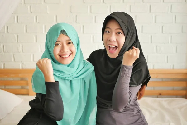 Šťastné muslimské ženy, vzrušený islámské ženy, usmíval se pozitivní úspěšné islám dívka s hidžáb — Stock fotografie