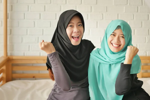 Mutlu Müslüman kadınlar, pozitif gülümseyen İslam kadınlar heyecanlı — Stok fotoğraf