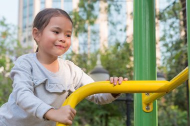 Çocuk parkında oynayan sevimli küçük kız.