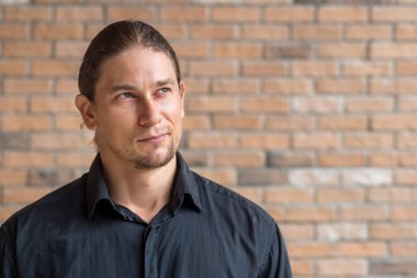 Uzaya bakan, bir şeyler düşünen ya da planlayan bir adam.