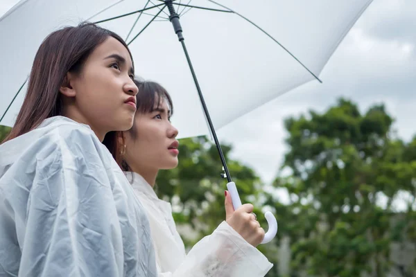Olyckliga Kvinnor Med Regnrock Och Paraply Molnigt Mulet Regnigt Väder — Stockfoto