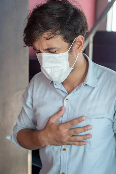 Man Bär Luftfiltermask Med Dyspné Andningssvårigheter Andnöd Ohälsosam Fara Förorenad — Stockfoto