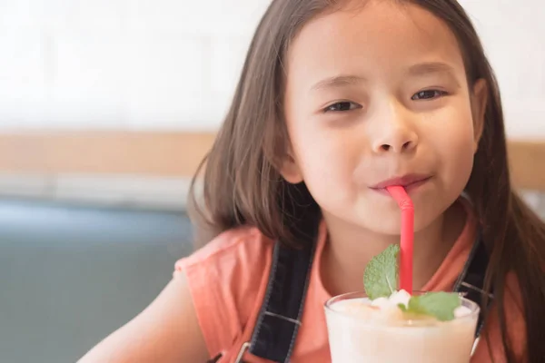 Boldog Lány Ivás Egészséges Gyümölcs Smoothie — Stock Fotó