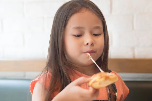 Aranyos Boldog Kislány Eszik Egy Szelet Sajtos Pizza — Stock Fotó