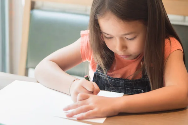 Söt Liten Flicka Ritning Färg Bild Begreppet Barn Kognitiv Utveckling — Stockfoto