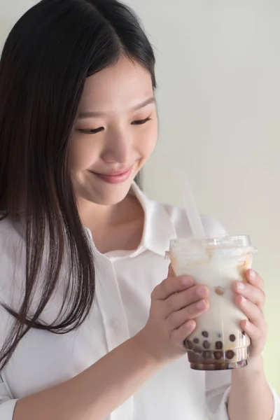 Šťastná Usměvavá Asijská Žena Pije Ledové Bublina Mléko Čaj Aka — Stock fotografie