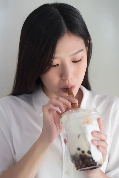 Wanita Asia Yang Minum Teh Susu Gelembung Alias Teh Boba — Stok Foto