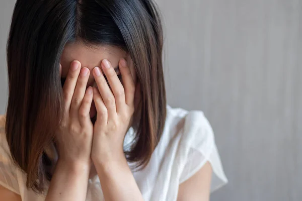 Mujer Triste Deprimida Con Gesto Facial —  Fotos de Stock