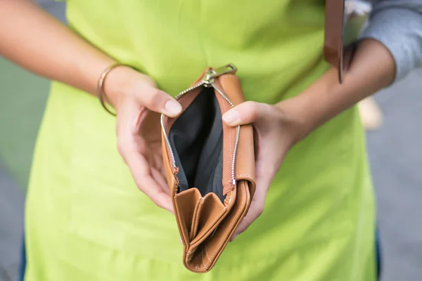 Kvinnlig Företagare Som Inte Har Kontanter Plånboken Ekonomisk Recession Affärsförlust — Stockfoto