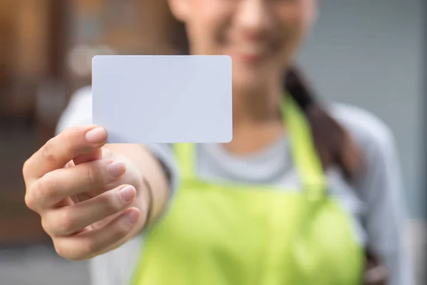 亚洲妇女企业主出示空白信用卡 — 图库照片
