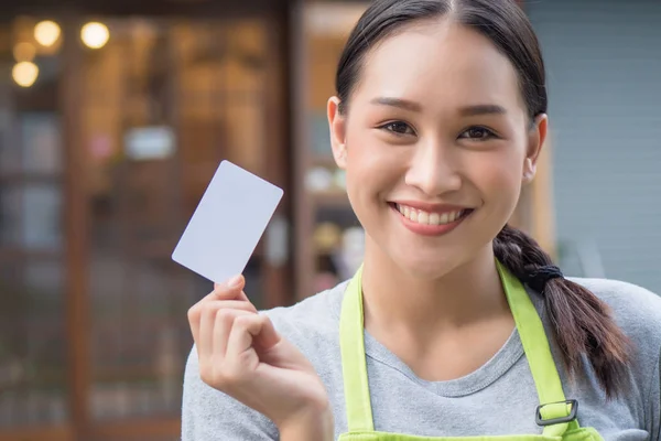 Mujer Asiática Empresario Mostrando Blanco Tarjeta Crédito —  Fotos de Stock