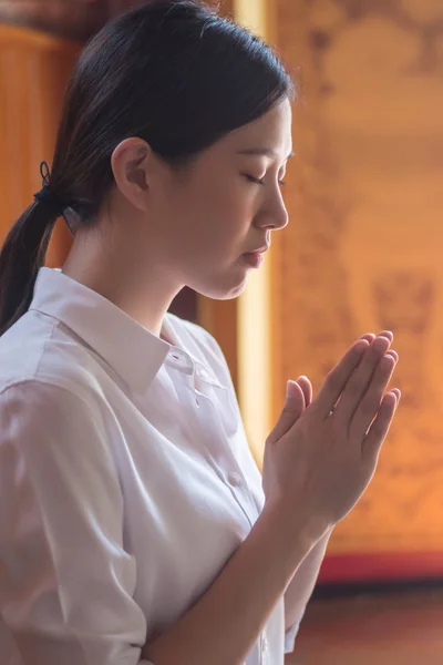 Religiös Asiatisk Buddistkvinna Som Ber Kvinnlig Buddist Lärjunge Meditera Mässande — Stockfoto