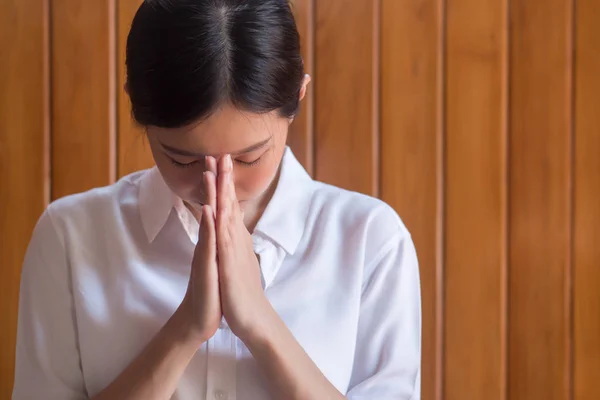 Femeia Religioasă Budistă Asiatică Roagă Discipolul Budist Feminin Meditând Cântând — Fotografie, imagine de stoc