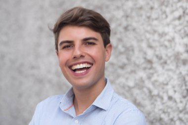 Gülümseyen mutlu bir adamın portresi