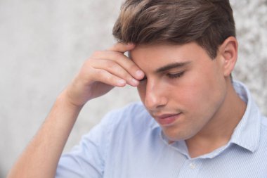 Üzgün, stresli adam baş ağrısı, stres ya da tükenmişlik çekiyor.