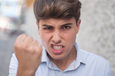 Kızgın saldırgan adam seni yumruğuyla tehdit ediyor. 