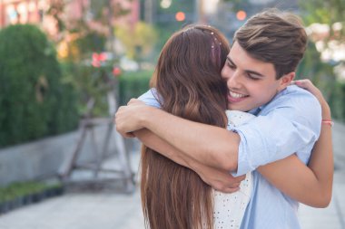 Adam sevgilisine sarılıyor, sevgililer günü aşkı ve romantik çift kavramı.