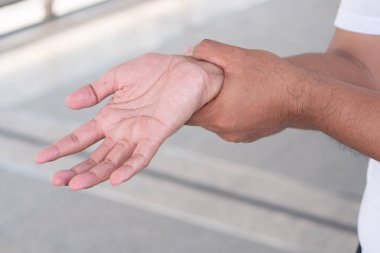 Tetik parmağı, CPS veya karpal tünel sendromu, gut hastalığı, artrit iltihabı, el ağrısı, sağlık ve vücut bakımı gibi hastalıklardan muzdarip yaşlı bir adam.