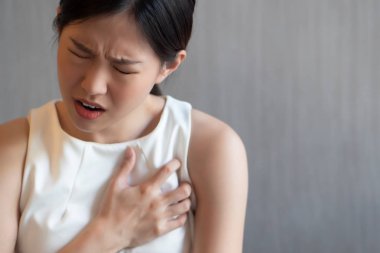 ani kalp krizi kadınla; hasta bir kadın akut kalp krizinden, acil sağlık kavramı acı; Asyalı Genç Yetişkin kadın modeli