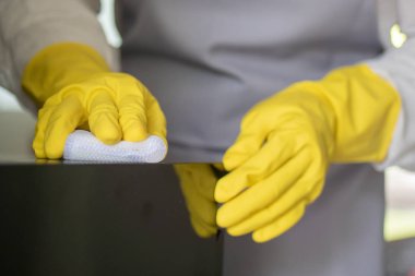 Asyalı orta yaşlı hizmetçi kadın mutfak temizliği, ev işi, oda servisi konsepti