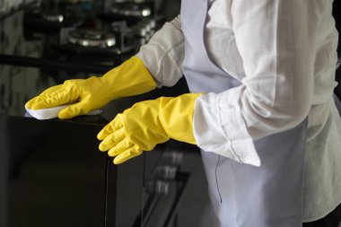 Asyalı orta yaşlı hizmetçi kadın mutfak temizliği, ev işi, oda servisi konsepti