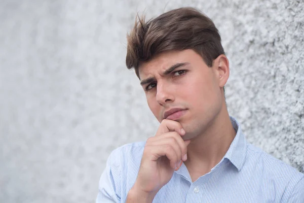 Cuestionando Hombre Latinoamericano Mirándote — Foto de Stock