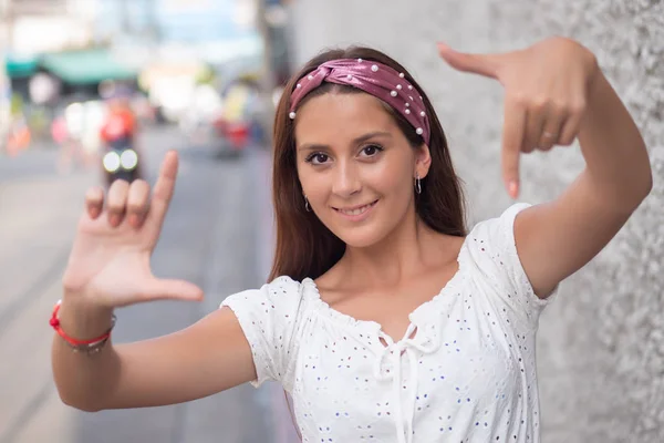 Vrouw Tonen Fotolijst Hand Gebaar — Stockfoto