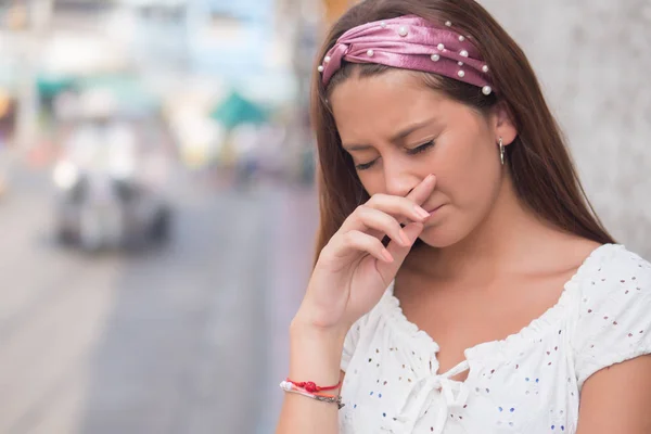 Mujer Enferma Que Sufre Secreción Nasal Alergia Gripe —  Fotos de Stock