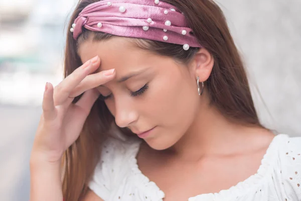 Porträtt Stressad Sjuk Kvinna Med Huvudvärk Sjuk Kvinna Lider Svindel — Stockfoto