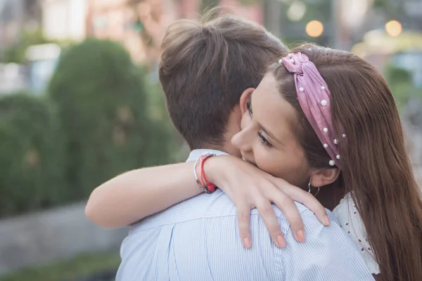 Frau Umarmt Ihren Liebhaber Mann Valentine Liebe Und Romantik Paarkonzept — Stockfoto