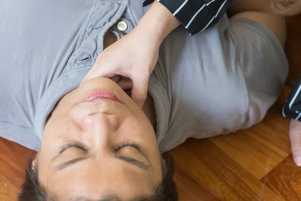 Mujer Joven Haciendo Primeros Auxilios Rcp Comprobando Pulso Mujer Inconsciente — Foto de Stock