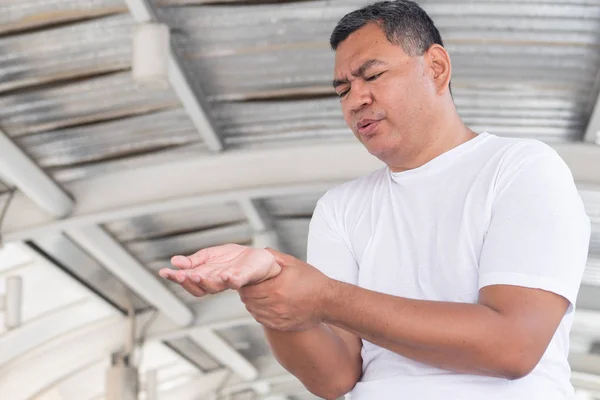 Bejaarde Man Die Lijdt Aan Trigger Finger Cps Carpaal Tunnel — Stockfoto