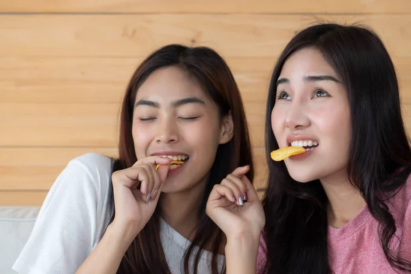 Dua Wanita Asia Makan Keripik Kentang Goreng — Stok Foto