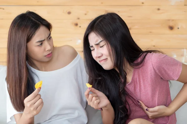 Kvinna Kvävning Medan Äter Stekt Potatis Chips — Stockfoto