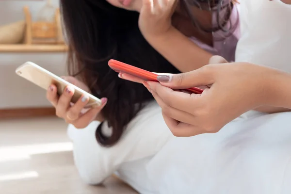 Asiatico Donna Cercando Utilizzando Smartphone Indoor Scena — Foto Stock