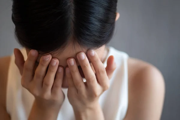 Mujer Asiática Que Sufre Depresión Dolor Cabeza Burnout Concepto Atención —  Fotos de Stock