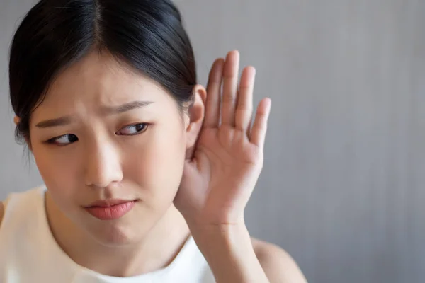 Ledsen Kvinna Lyssnar Dåliga Nyheter Eller Lider Hörsel Öra Hörselnedsättning — Stockfoto