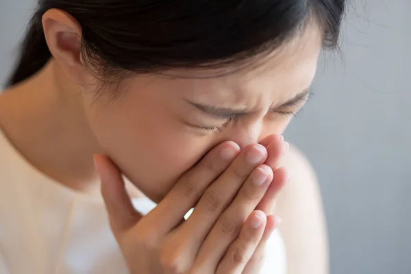 Asiatisk Kvinna Nysningar Begreppet Hälsovård Kroppsvård Sjukdom Förkylning Influensa Allergi — Stockfoto