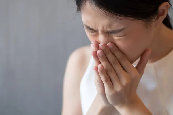 Mujer Asiática Estornudos Concepto Cuidado Salud Cuidado Del Cuerpo Enfermedad —  Fotos de Stock